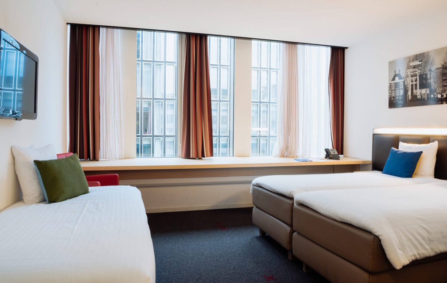Triple Room in Hotel Casa Amsterdam with 3 separate beds, desk and television